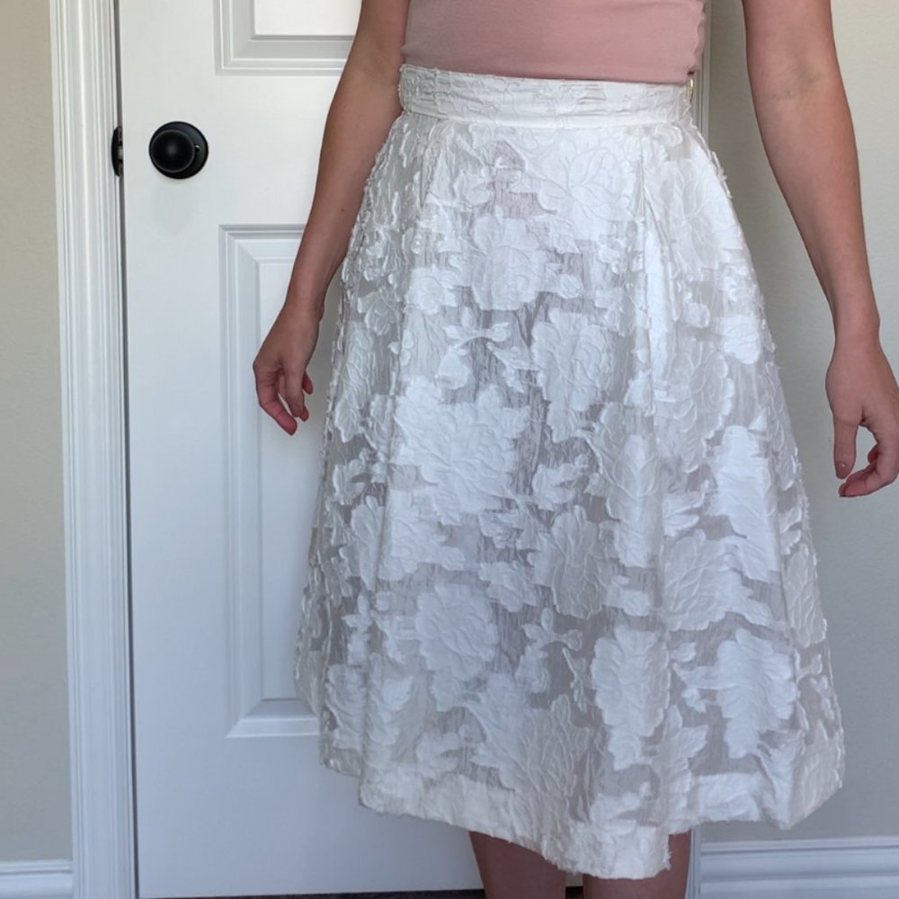 H&M Mid-Length White Floral Skirt - Size 6